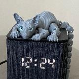Игрушка антистресс Кот сфинкс подвижный, пластик, светло-серый, 22,5см, стеклянные глаза, 22.5x3.6 см — фото 2