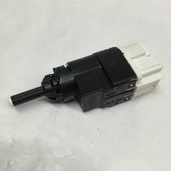 Датчик включения стоп-сигнала RENAULT 253206170R Logan Duster Sandero Largus