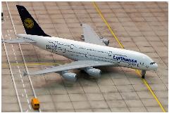 Модель самолёта Airbus A380 Lufthansa. На шасси.